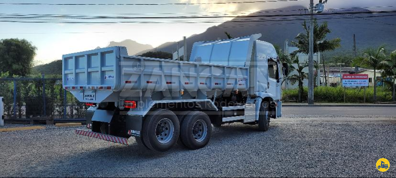 CARROCERIA SOBRE CHASSI  TRUCK BASCULANTE Zancan Implementos - Joinville - Noma MARMELEIRO PARANÁ PR